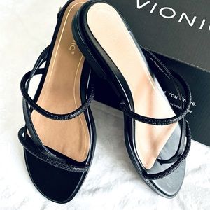 New in-box Vionic crystal beaded sandals